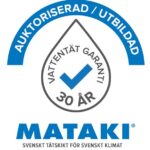 Ett blågrått märke med en kontrollstämpel och texten "AUKTORISERAD / UTBILDAD", "VATTENTÄT GARANTI 30 ÅR" och "MATAKI SVENSKT TÄTSKIKT FÖR SVENSKT KLIMAT".