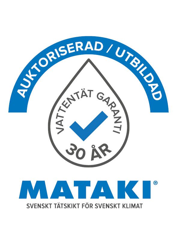 Ett blågrått märke med en kontrollstämpel och texten "AUKTORISERAD / UTBILDAD", "VATTENTÄT GARANTI 30 ÅR" och "MATAKI SVENSKT TÄTSKIKT FÖR SVENSKT KLIMAT".