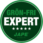 En grön cirkelformad bricka med texten "GRÖN-FRI EXPERT" och fem vita stjärnor, med "JAPE" skrivet under.